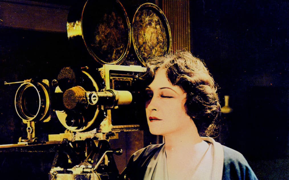 Alice Guy avec sa caméra